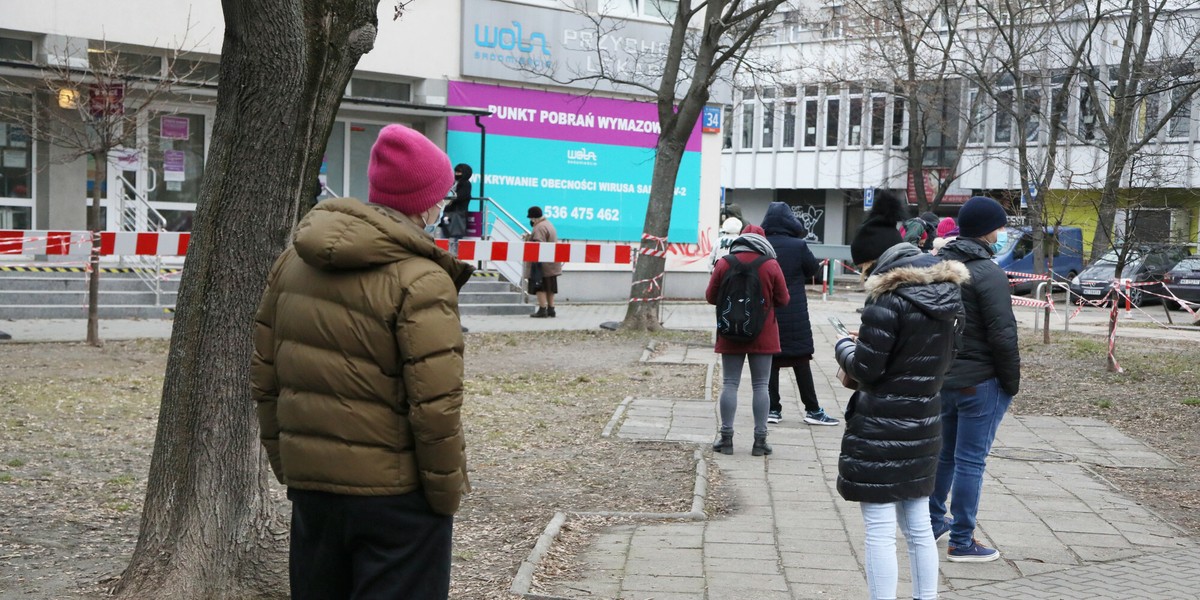 Kolejna doba przyniosła ponad 20 tysięcy pozytywnych wyników testów na COVID-19.