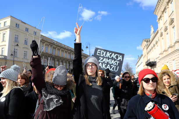 Protest Studenckiego Komitetu Antyfaszystowskiego w porozumieniu z Ogólnopolskim Strajkiem Kobiet przed siedzibą Domu Arcybiskupów Warszawskich