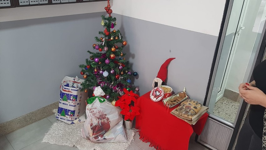 Poklon za malog Đorđa stoji u ulazu ispod jelke.