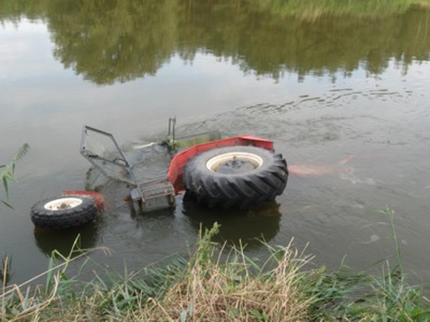 Strażacy wyłowili traktor z Warty