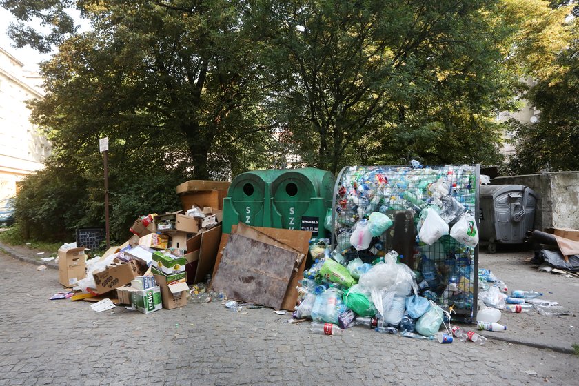 Hałdy śmieci na pl. Westerplatte we Wrocławiu