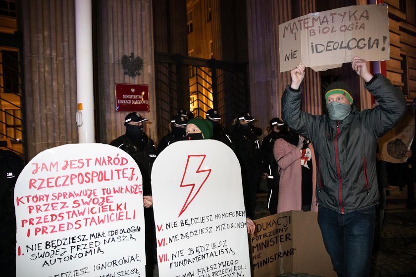 Strajk przed siedzibą Ministerstwa Edukacji Narodowej. Policja użyła siły