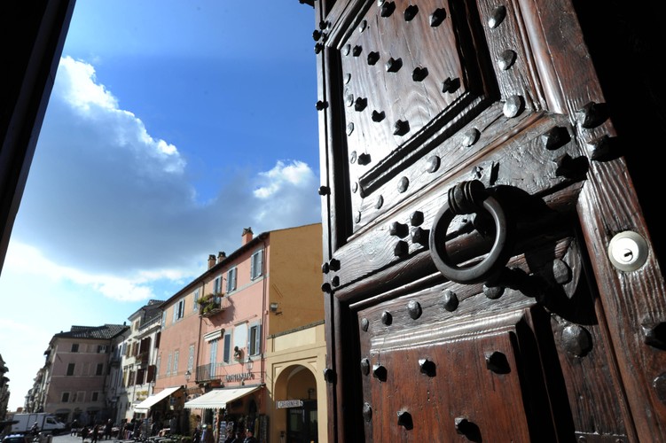 Wejście do papieskiej rezydencji w Castel Gandolfo