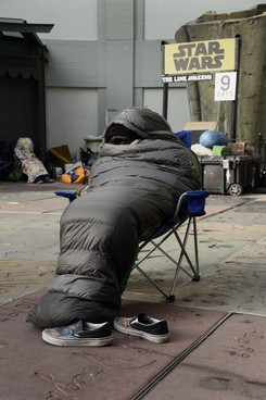 Fani 'Gwiezdnych wojen' koczują w oczekiwaniu na premierę 'Przebudzenia mocy' [ZDJĘCIA]