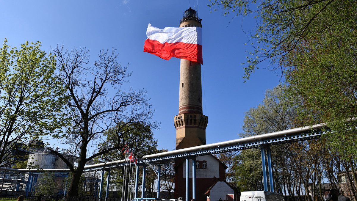 Wielka biało-czerwona flaga zawisła w sobotę na latarni morskiej w Świnoujściu - najwyższej na polskim wybrzeżu. Flaga o powierzchni blisko 400 m kw. została wciągnięta na latarnię tym razem bez udziału publiczności.