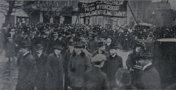 Krakowskie sufrażystki manifestują w Dniu Kobiet w 1911 r.