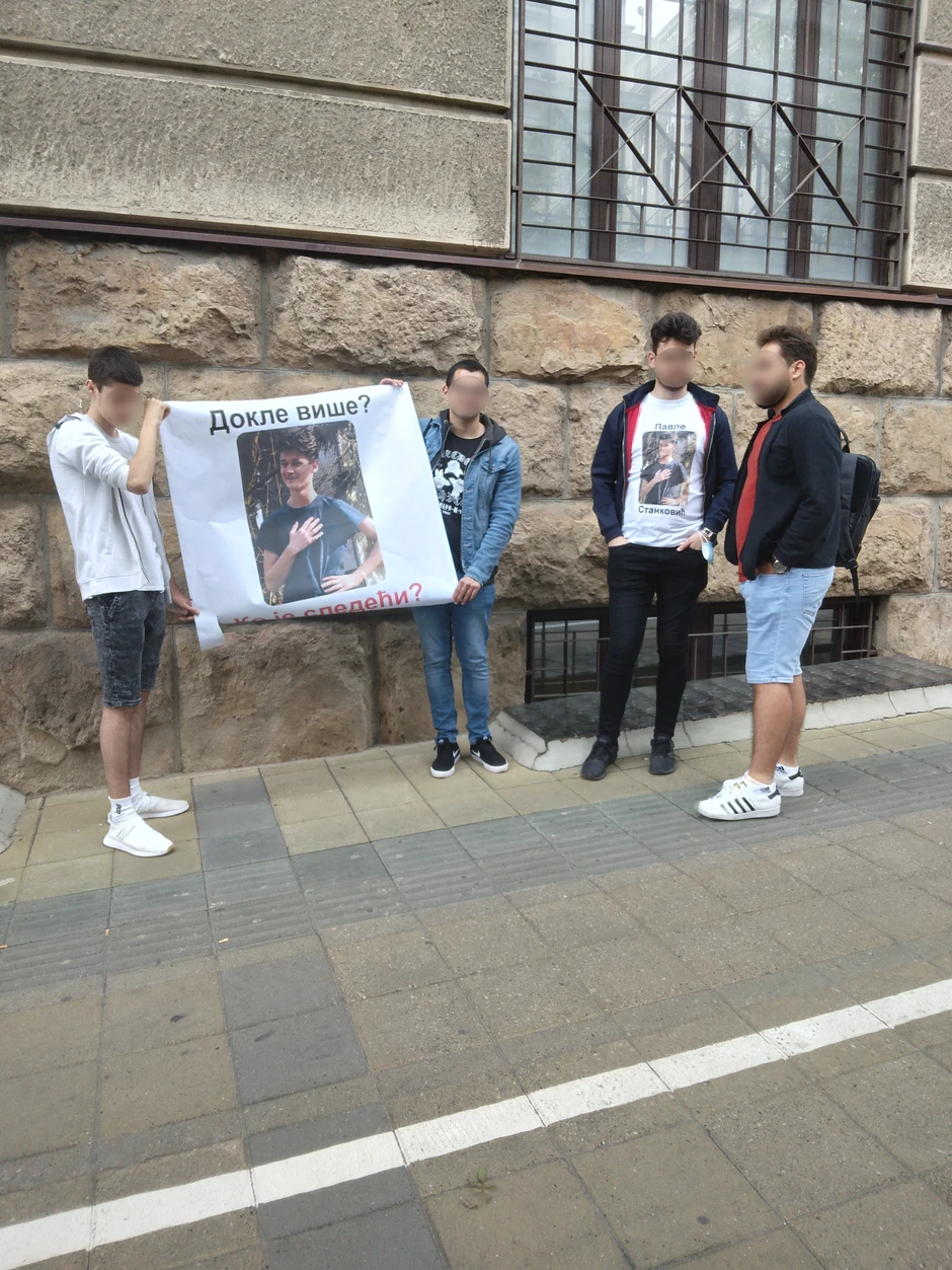 Pavlovi drugari sa transparentima i njegov stariji brat (treći sleva).