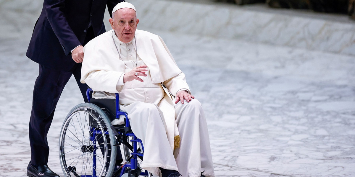 Papież Franciszek na wózku inwalidzkim. "Nie mogę chodzić".
