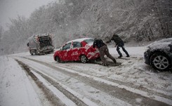 Atak zimy na Węgrzech. Opóźnione pociągi, brak prądu, zakaz jazdy ciężarówek [FOTO]