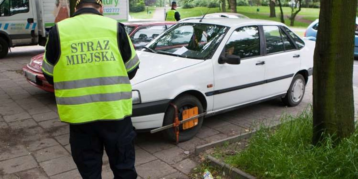 Straz miejska wystawia mandaty