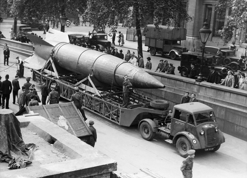 Raketa V-2 na ulicama Londona 1. januara 1945.