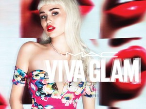 Wow, de dögös! Miley Cyrus hosszú hajjal az új MAC kampányban