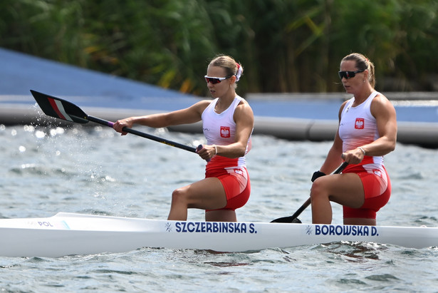 Dorota Borowska (P) i Sylwia Szczerbińska (L) po wyścigu finałowym C-2 500 m rywalizacji kajakarek