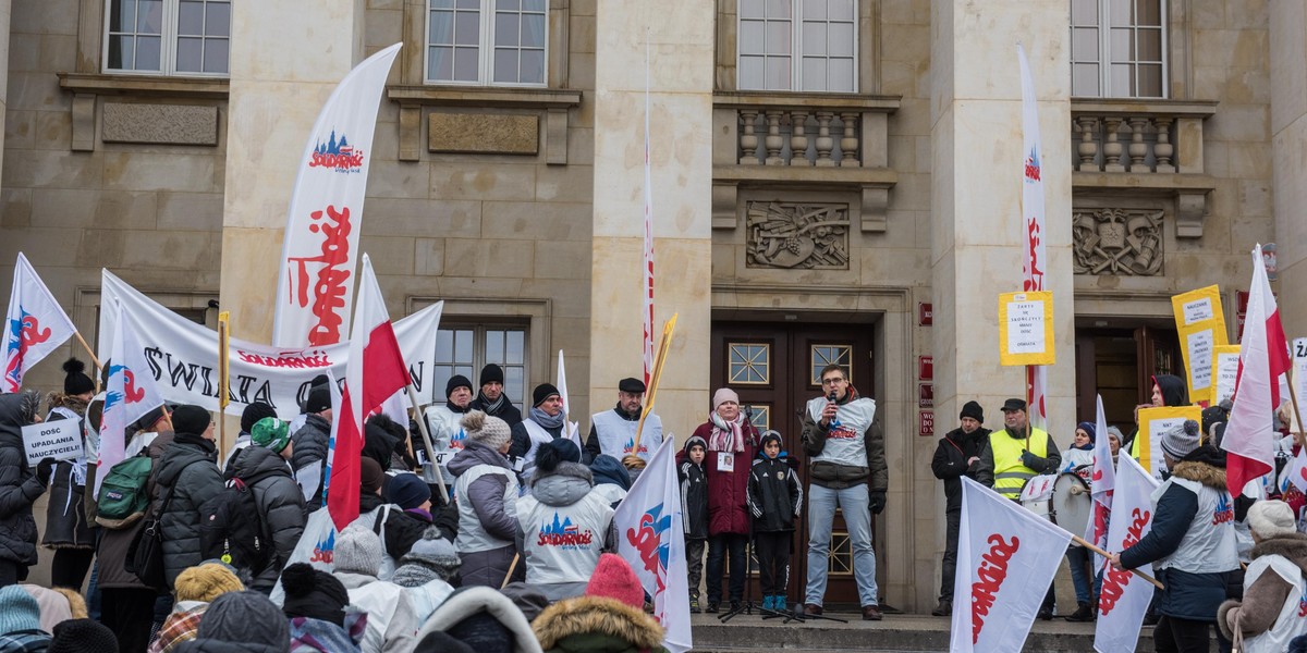 Nauczyciele protestowali pod Urzędem Wojewódzkim we Wrocławiu 