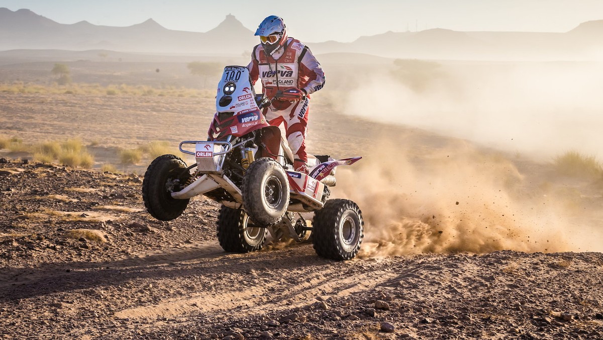 Już tylko 235 km odcinka specjalnego dzieli Rafała Sonika od drugiego w karierze zwycięstwa w Abu Dhabi Desert Challenge. W środę, Polak ponownie dojechał na metę za Ignacio Casale, ale jak sam powiedział, w drugiej połowie etapu dla bezpieczeństwa wyniku odpuścił gaz. – Pojadę, jak z transportem jajek – zapowiedział.