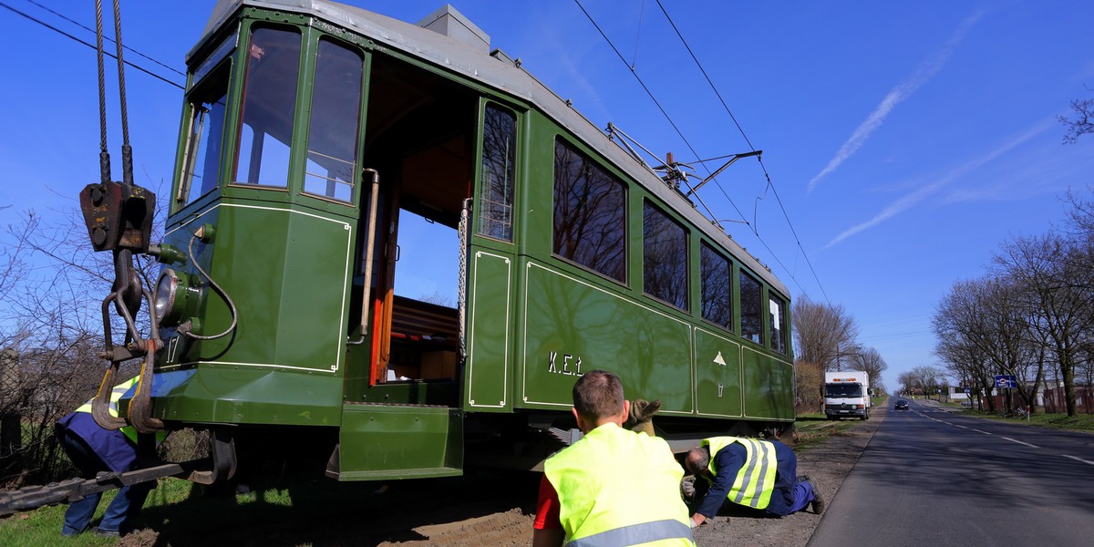 Wykolejony tramwaj którym jechał prezydent Komorowski