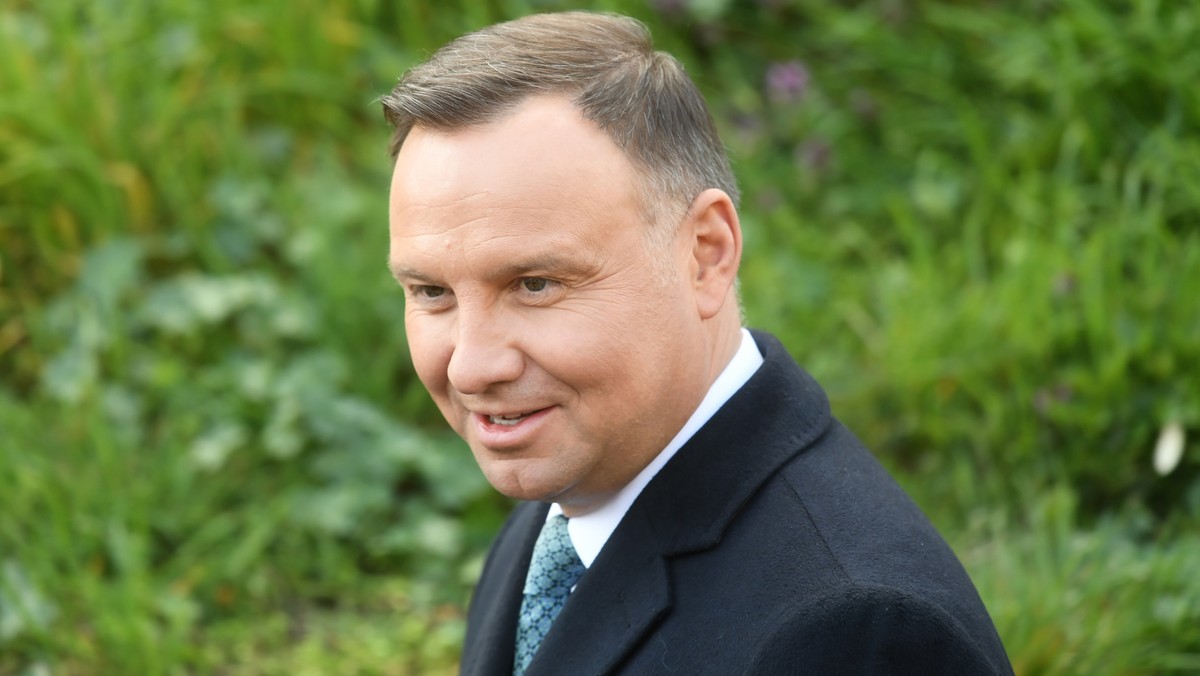 W walce o fotel prezydenta liczy się trzech polityków - informuje dzisiejszy "Super Express". Na prowadzeniu według sondażu Instytutu Pollster jest obecny prezydent Andrzej Duda, który może liczyć na prawie 40 proc. poparcie. Na drugim miejscu jest Donald Tusk, a za nim Robert Biedroń. Wybory odbędą się w przyszłym roku.