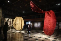 Niezwykła wystawa na Wawelu. "Tkaniny delikatnie drgają, pulsują, żyją"