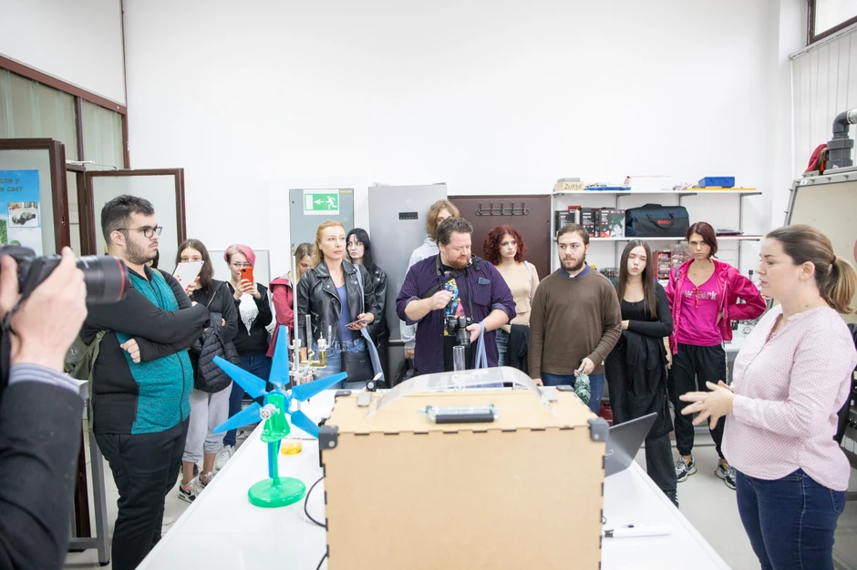 U laboratoriji za fizičku hemiju prikazan je jedan tip elektrolizera koji služi za proizvodnju vodonika i način kako taj vodonik iskoristiti u gorivnim ćelijama