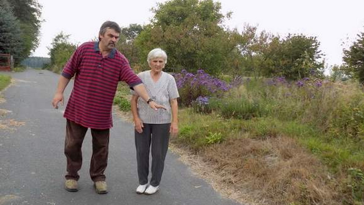 Pięć lat temu gmina Niegosławice wybudowała drogę na polu Anny Wiązek. Kobieta wraz z synem walczy o swoje.