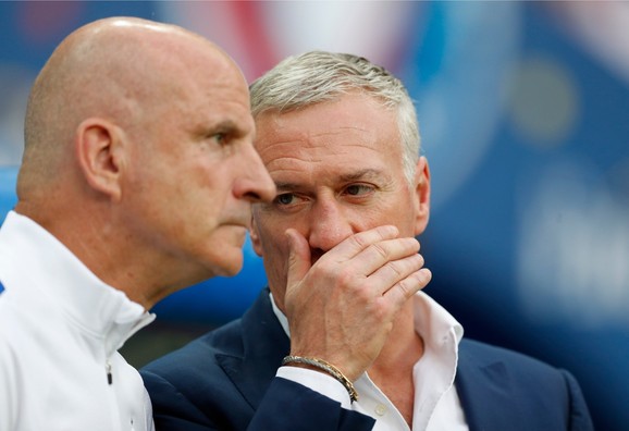 Didije Dešan, selektor Francuske, u razgovoru sa pomoćnikom