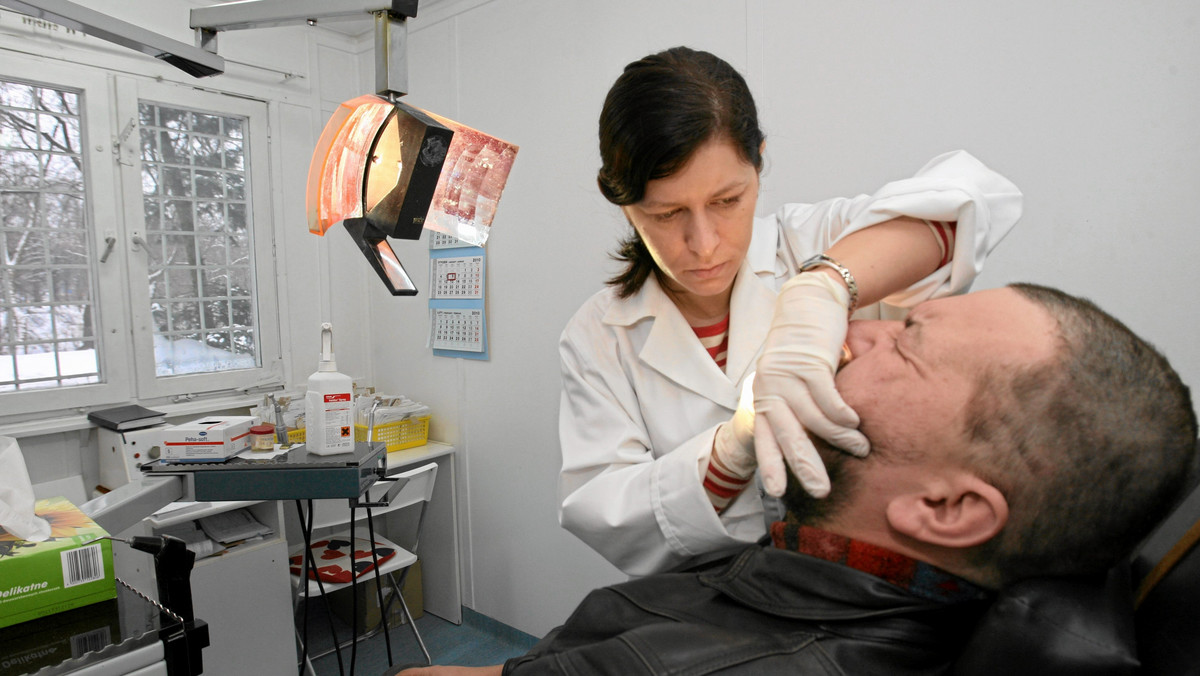 Podkarpacki NFZ ogłosił dodatkowy konkurs na świadczenia z zakresu stomatologii ogólnej. Dotąd ponad 30 proc. dentystów nie podpisało kontraktów na 2011 rok, w związku z czym ok. 800 tys. pacjentów pozbawionych jest bezpłatnej opieki dentystycznej.
