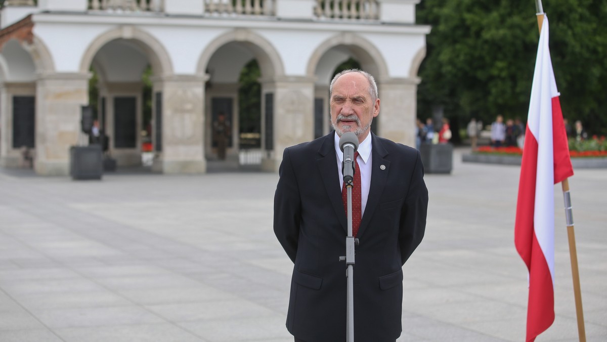 Lipcowy szczyt NATO może okazać się rozstrzygający dla bezpieczeństwa Europy Środkowowschodniej i całego sojuszu – powiedział szef MON Antoni Macierewicz. Dodał, że nie ma wątpliwości, że w regionie powstaną bazy sprzętu.