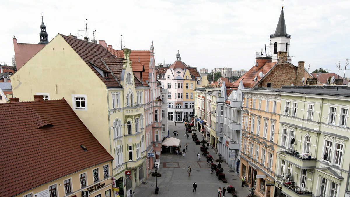 W województwie lubuskim w końcu 2015 r. mieszkało 1 mln 18 tys. osób – o 2,2 tys. mniej niż rok wcześniej. Miniony rok był trzecim z kolei, w którym odnotowano spadek liczby ludności tego regionu – poinformował Urząd Statystyczny w Zielonej Górze.