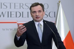 Miecz Ziobry nad głowami prezesów sądów. Minister może obsadzać wolne miejsca swoimi ludźmi