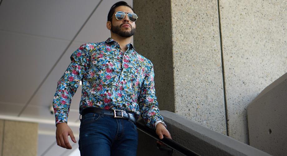 Szafa modnego mężczyzny – wzorzyste koszule wpiszą się w casualowy styl