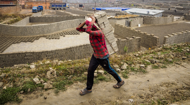 Közép-Katmandutól nyugatra, Sankhuban még mindig zajlanak az újraépítési folyamatok / Fotó: Northfoto
