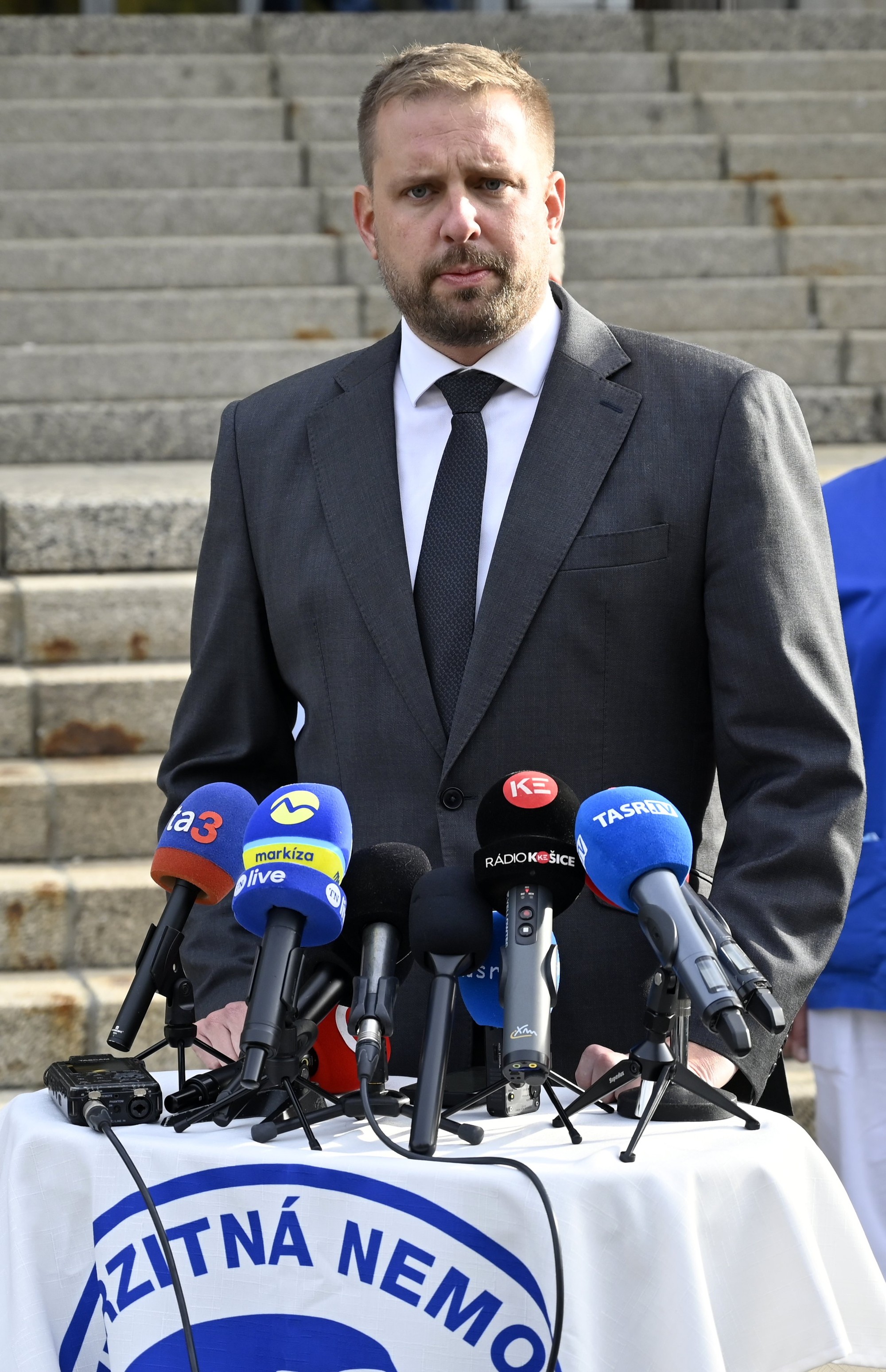 Minister zdravotníctva SR Kamil Šaško (Hlas-SD) počas tlačovej konferencie v Univerzitnej nemocnici L. Pasteura v Košiciach.
