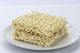 Mladi u Srbiji se dave u ovom jelu, ali šta zapravo jedu kada jedu INSTANT NUDLE i šta je u onom prašku?