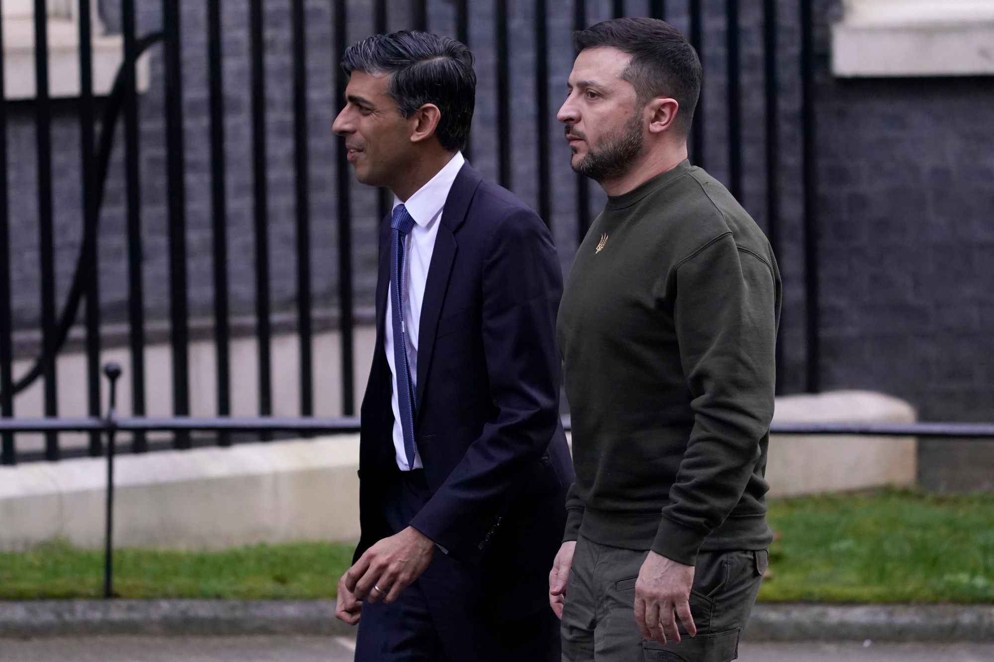 Ukrajinský prezident Volodymyr Zelenskyj (vpravo) a britský premiér Rishi Sunak pózujú na Downing Street 10 v Londýne v stredu 8. februára 2023.