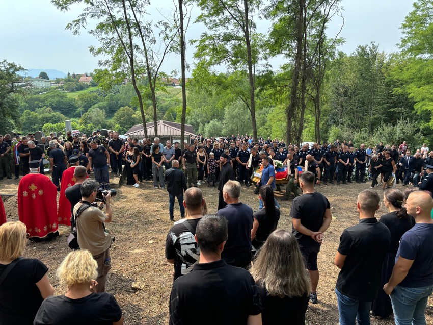 Povorka sa kovčegom u kom se nalazi telo ubijenog policajca Nikole Krsmanovića stigla je na gorblje