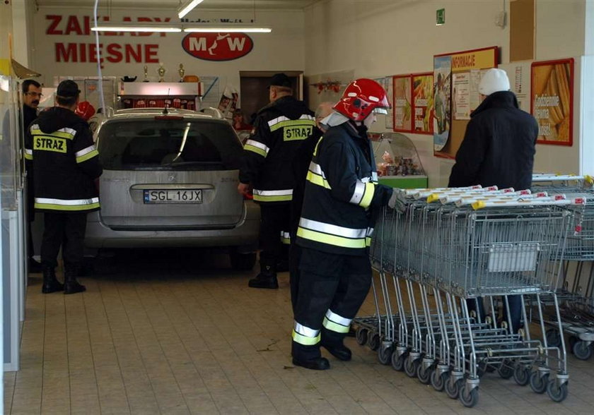 Samochód wjechał do mięsnego. Foto!