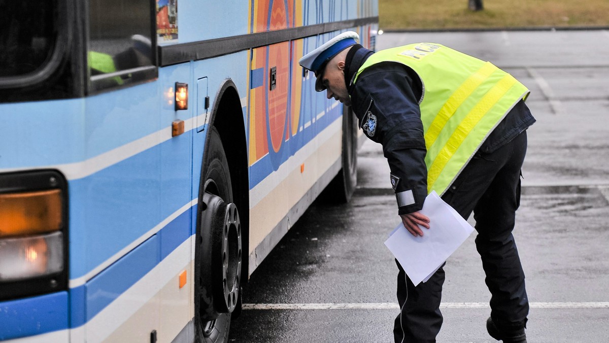 Zielonogórska policja rozpoczyna działania związane ze zbliżającym się okresem wakacyjnym. Funkcjonariusze zapowiedzieli już m.in. kontrole autokarów, którymi będą podróżowały dzieci oraz młodzież. Policja przygotowała też rady dla tych osób, które planują spędzić urlop z dala od swojego miejsca zamieszkania.