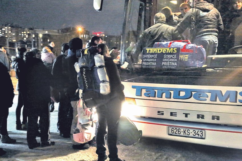 Autobusi iz Prištine su dupke puni