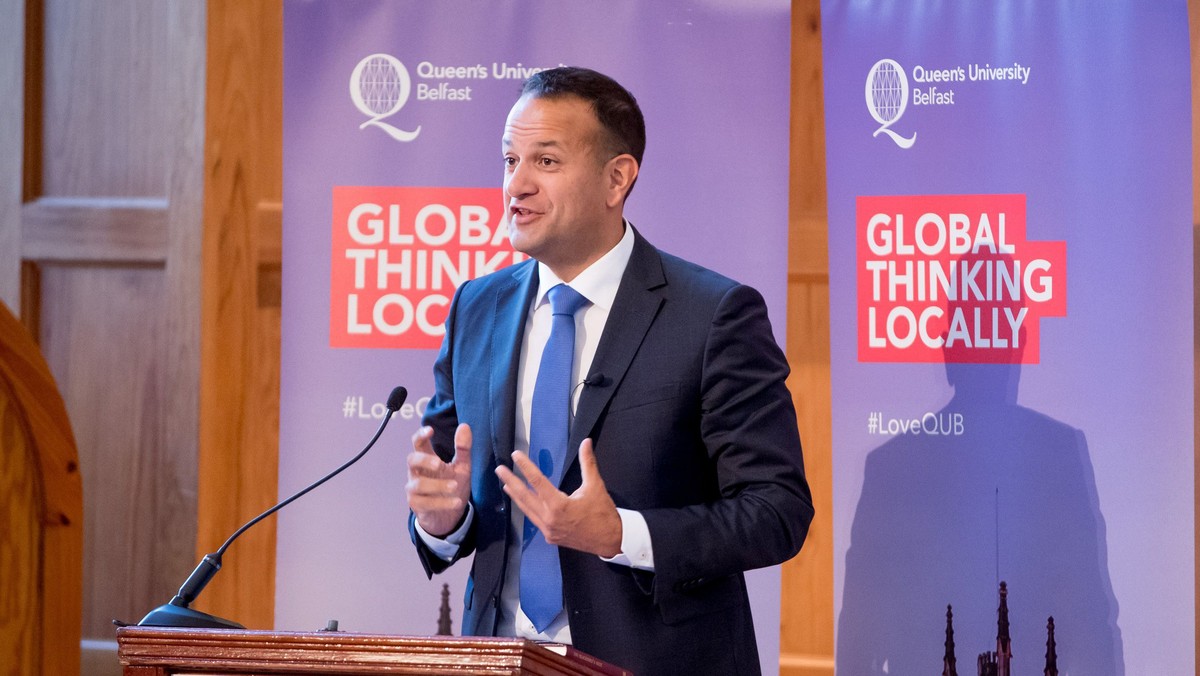 Premier Irlandii Leo Varadkar zaapelował w Irlandii Północnej o znalezienie "unikatowych rozwiązań", które legną u podstaw stosunków między Wielką Brytanią a Unią Europejską po Brexicie. Wyjście tego kraju z UE nazwał "pokoleniowym wyzwaniem".