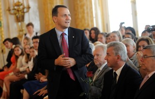 Sikorski płaci za 'zbyt drogie wino'. Siwiec: to jeść można za państwowe?