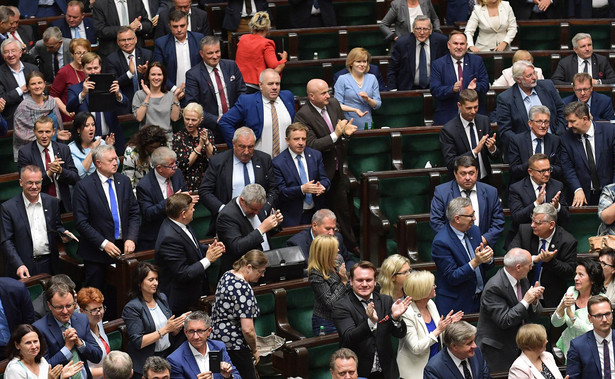 W nocy z piątku na sobotę w Golubiu-Dobrzyniu oraz w Wąbrzeźnie (woj. kujawsko-pomorskie) zdewastowano biura parlamentarzystów PiS: senatora Andrzeja Mioduszewskiego oraz posła Krzysztofa Czabańskiego. Przed wejściem do biura pojawił się napis: "Czas na sąd ostateczny", a na drzwiach i oknach napisano: "PZPR".