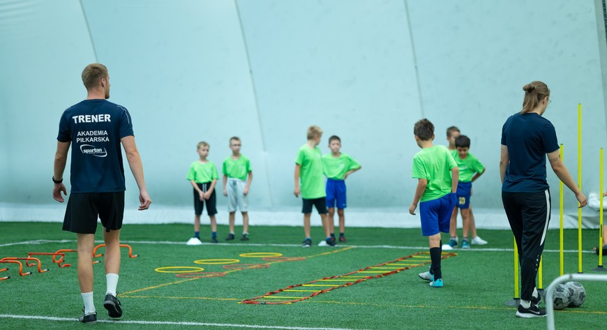 Półkolonia piłkarsko-sportowa to jedna z opcji do wyboru w ofercie Spartana. 