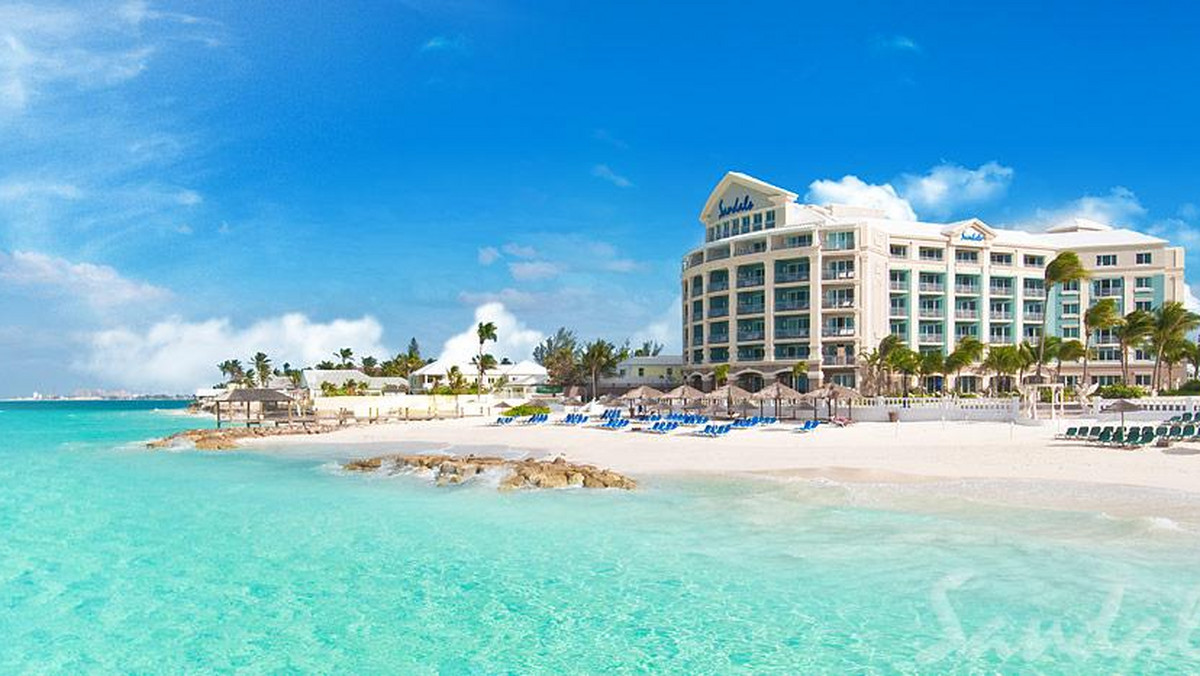 Sandals Royal Bahamian Resort and Spa gościł niedawno modelkę Katie Price i uczestników jej trzeciego ślubu. Hotel nie będzie jednak miło wspominał tej wizyty. Trzeba jednak przyznać, że odważnie zareagował na zarzuty celebrytki.