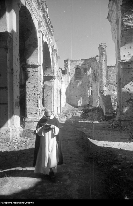 Kościół św. Jacka przy ul. Freta w Warszawie. Ruiny nawy głównej. Widoczny dominikanin z modlitewnikiem, 1947 r.