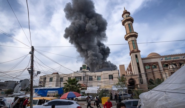 Dim nakon izraelskog bombardovanja Rafe, Gaza, 20. decembar