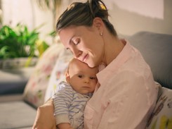 Młodość kontra doświadczenie: kto najczęściej pracuje jako niania i czy jej wiek wpływa na jakość opieki?