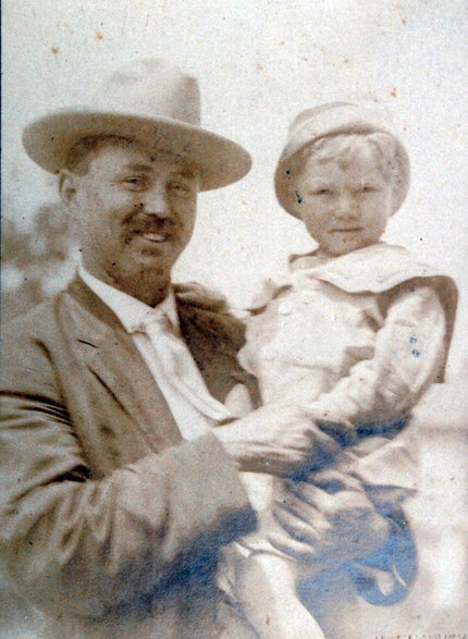 Percy Dunbar z "odzyskanym" synem Bobby'm, około 1914 roku