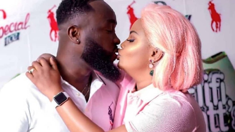 This picture of Nana Ama McBrown kissing Maxwell is bae goals ...