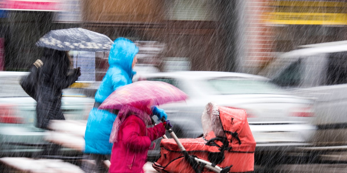 Pogoda we wtorek 28 grudnia. Synoptycy IMGW ostrzegają przed marznącym deszczem, deszczem ze śniegiem i gołoledzią