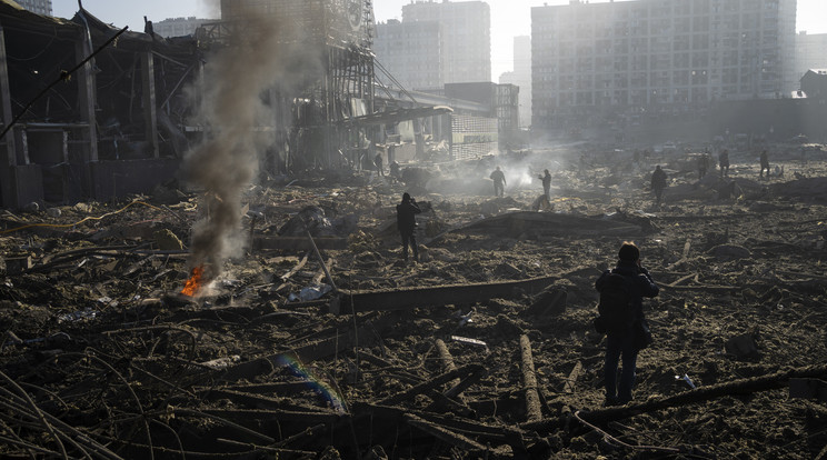 Tüzérségi támadásban megsemmisült bevásárlóközpont romjai Kijevben 2022. március 21-én. / Fotó: MTI/AP/Rodrigo Abd